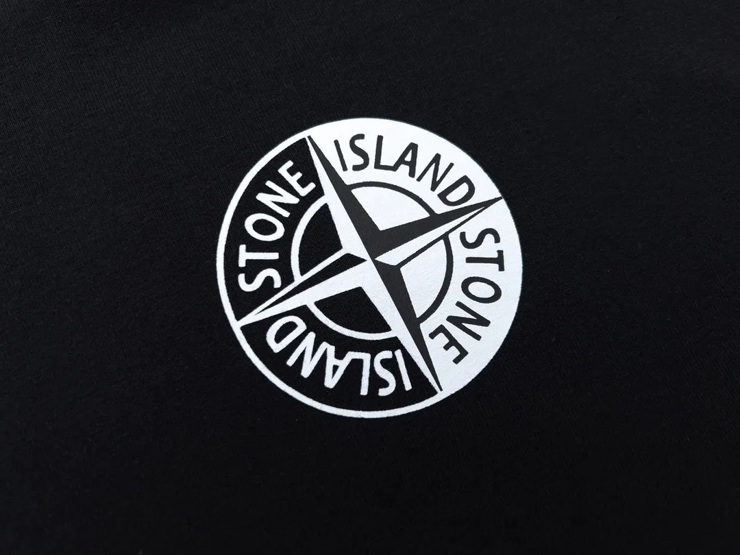 W650#P110💰 [Stone lsland/Stone Island summer new black and white Tai Chi compass cuff armband printed pattern short-sleeved T-shirt] ⚠️[Original creation, high control of details] - Made of 260 grams of combed cotton, 32 count double yarn, soft and comfortable to the touch, sweat-absorbent and breathable. - Simple, basic and versatile style, original single quality, the first choice for couples. - Made in a large factory, four needles and five threads on the shoulder, neatly arranged, high quality workmanship. -Same style for men and women, very versatile, one piece for everyone, details are clearly visible. Color: Black White Size: M L